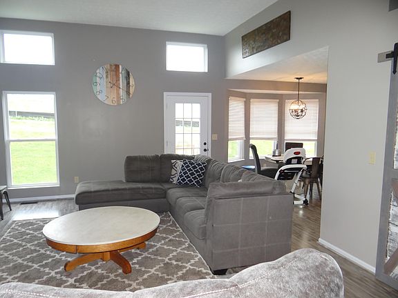 3rd image of 46 Lantern Chase Dr