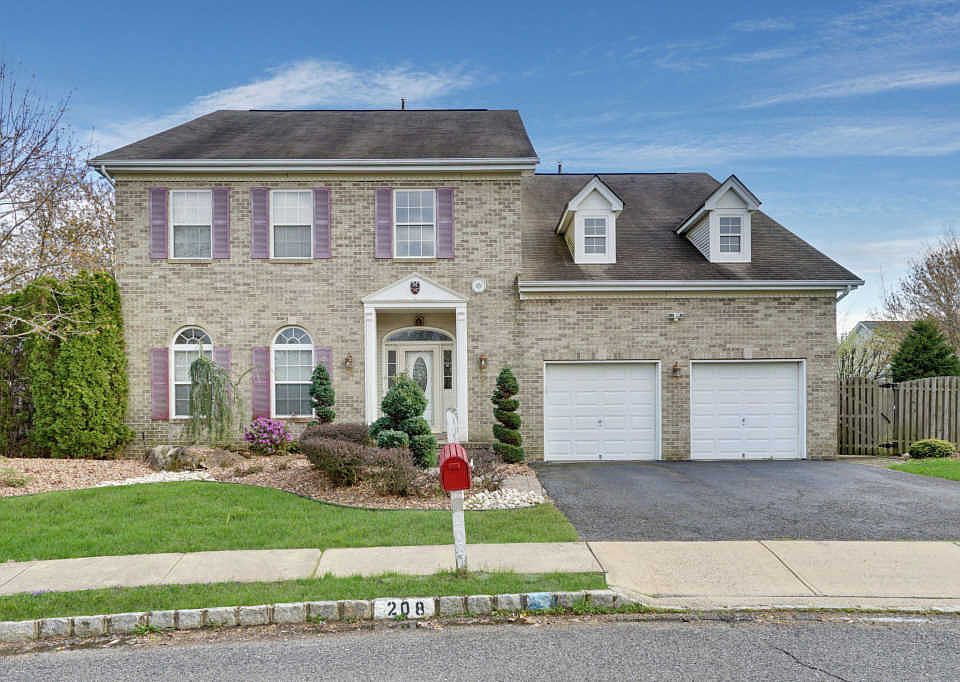 2nd image of 208 Tamarack Ct