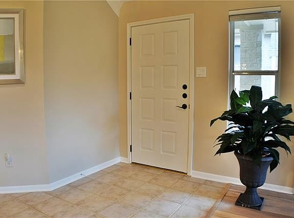 4th image of 33 Troon Dr