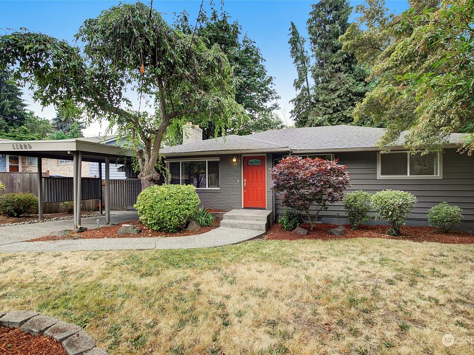 Sitting on a very quiet street just above Seola Beach, this midcentury home has so much to offer>