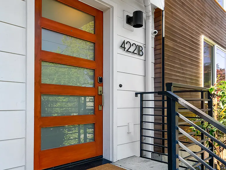 4221B Evanston Ave N — Photo 2