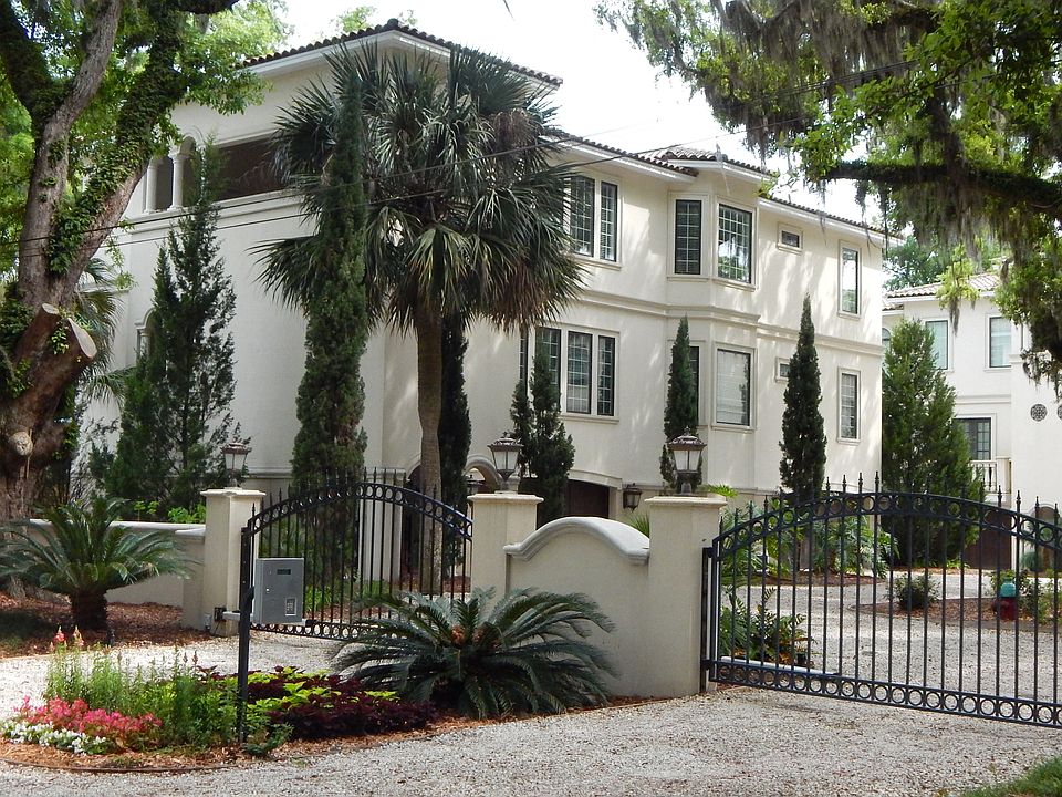 Village Villas Condos Main Entry