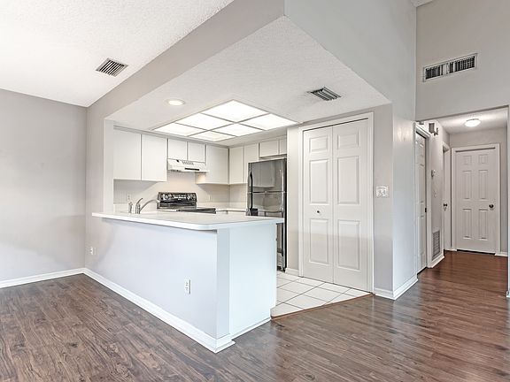 5th image of 220 Killarney Bay Ct #6-2