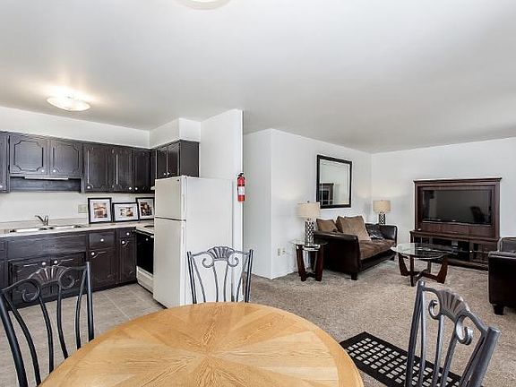2nd image of 690 Riverview Dr