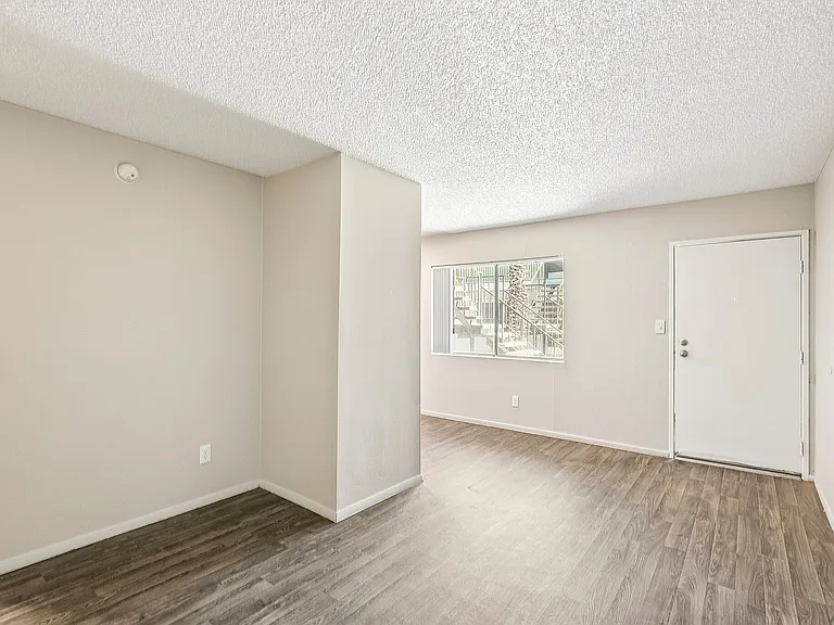 6-web-or-mls-N 23rd Ave-S0307-006