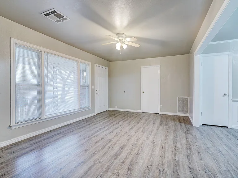 2845 Cambridge Ct — Photo 10
