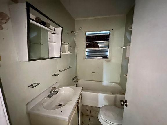 4th image of 1004 N Kirk St