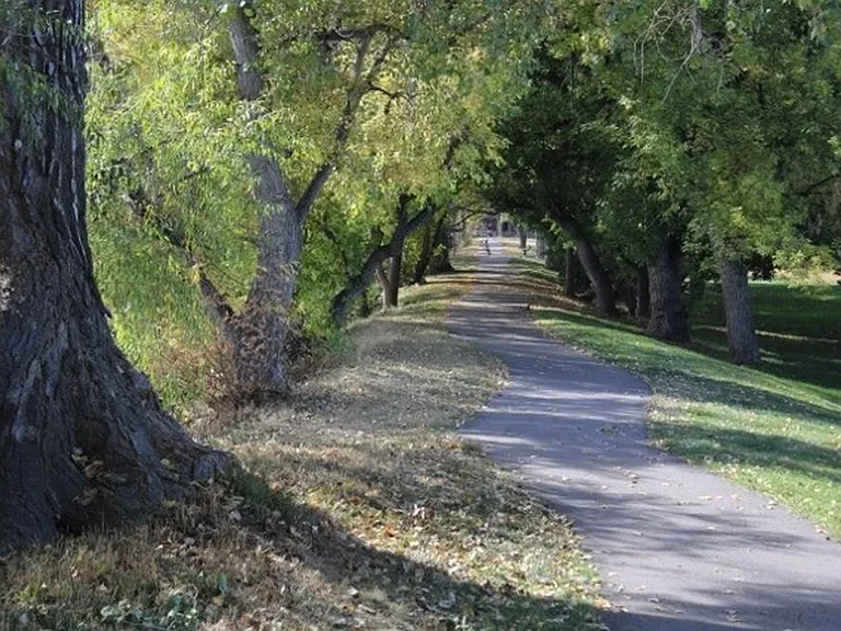 HOA amenity - quiet walking paths along the community lake