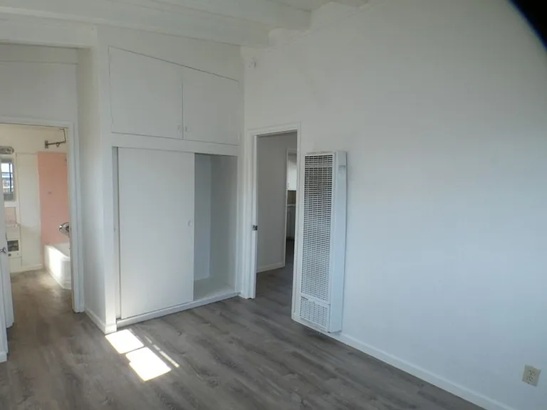 713 N Vine St — Photo 10