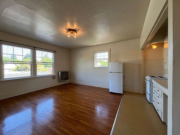4th image of 2934 SE Alder St APT 21
