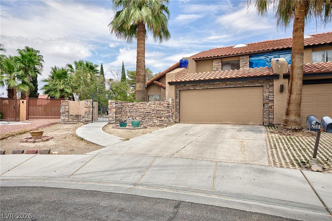 2201 Alia Ct — front