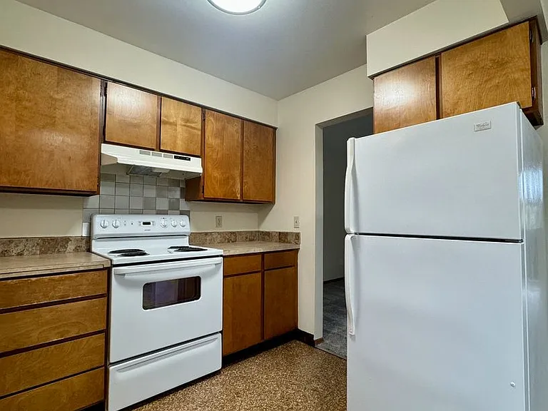 0101-01 - Crownaire Apartments — Photo 6