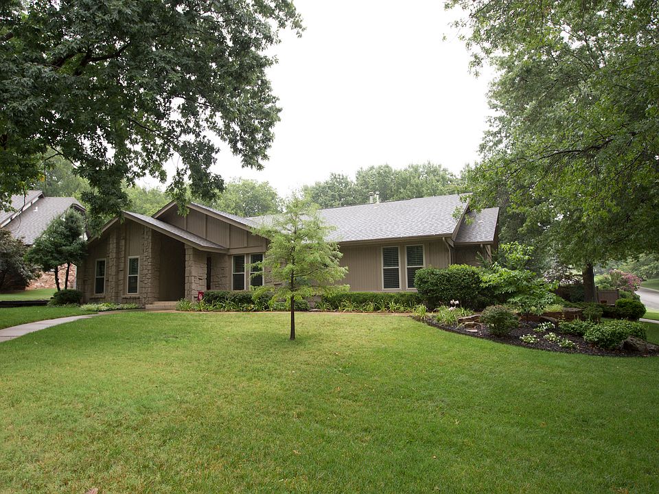 Contemporary Home & Manicured  Lawn