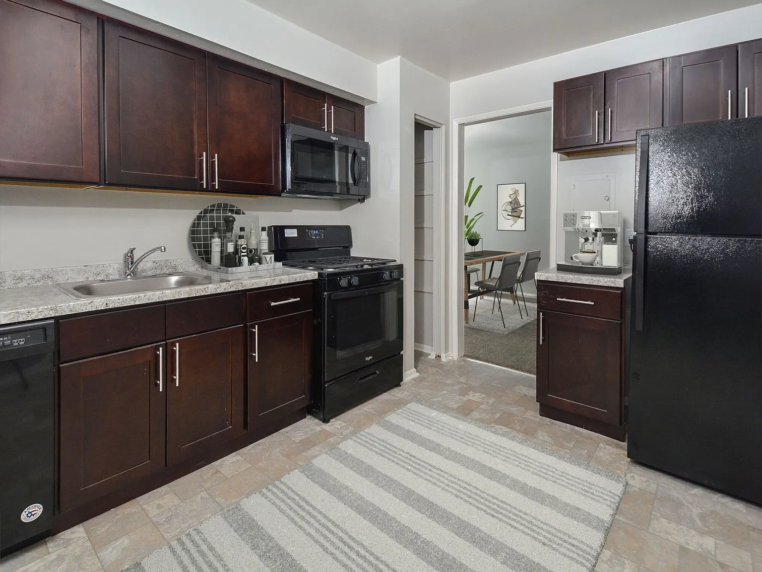 Metro Pointe — Photo 2