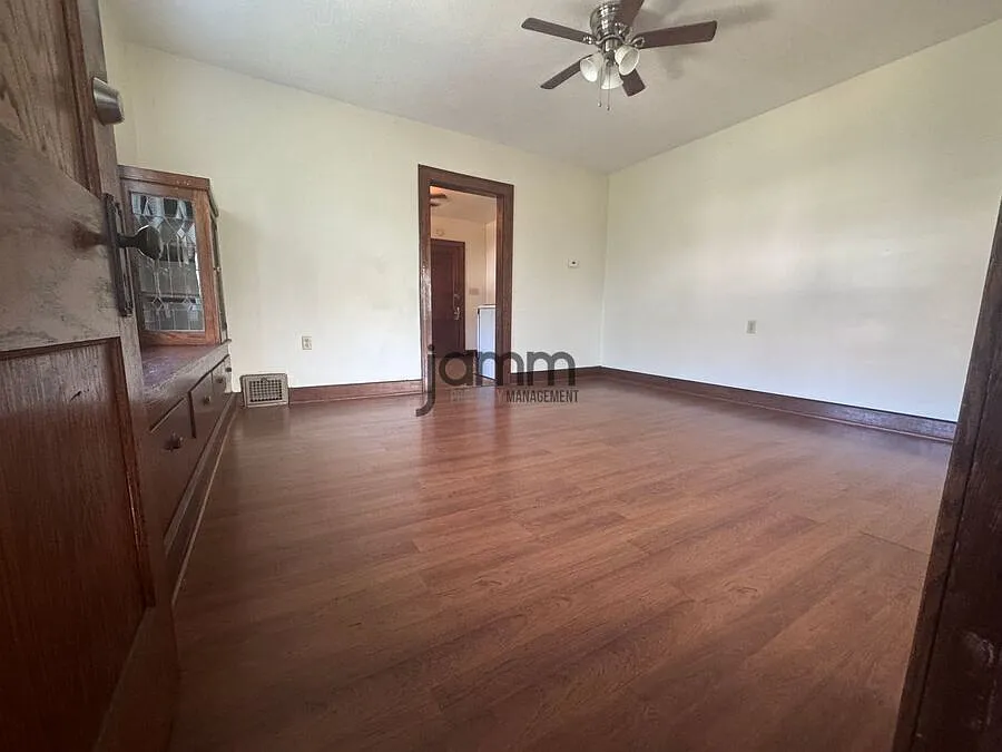 2 Bedroom/ 1 Bathroom Duplex! — Photo 2