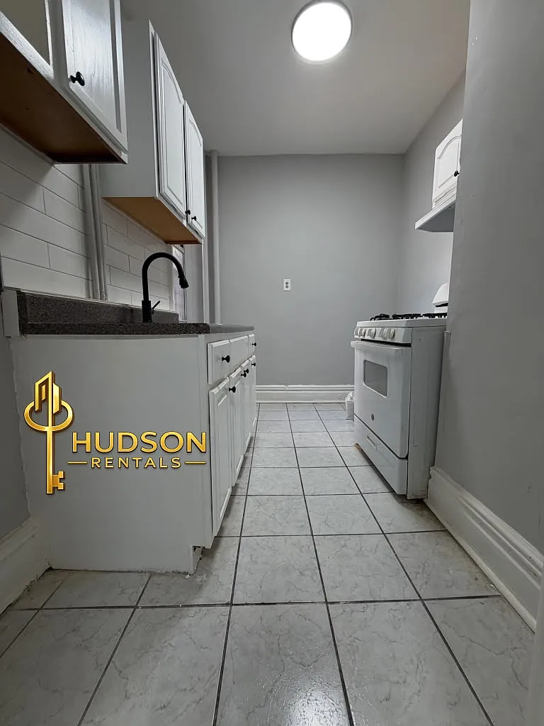 2 bed, 800 sqft, $2,050 — Photo 1