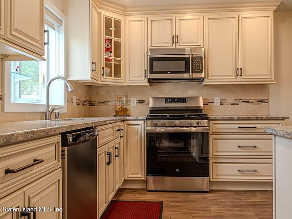 5th image of 579 Britton Ave