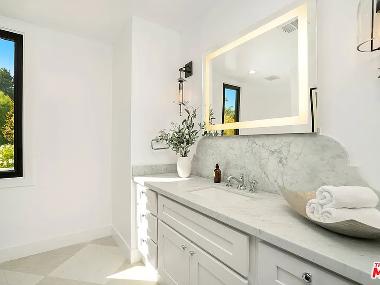 4608 Westchester Dr — Photo 42