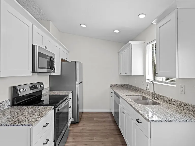 580 Upton Dr — Photo 10