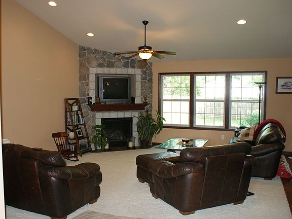 5th image of 1028 Tanglewood Dr