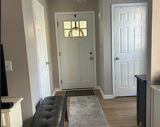 Ront Entry way. New Door and light fixture .
(Rental comes unfurnished. Furniture from previous occupant.)