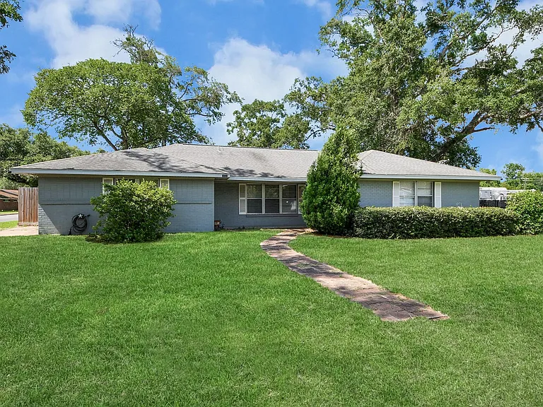 2601 Holly St — Photo 1