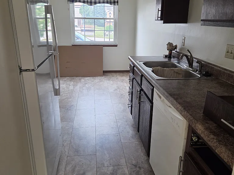 3915 Canterbury Dr — Photo 3