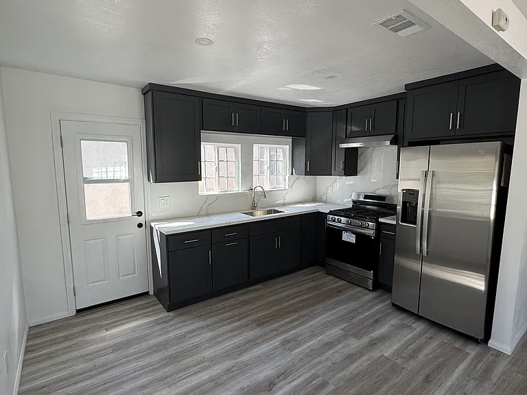 2609 W Avenue 31 — Photo 2