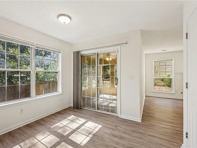 390 Manor Glen Dr — Photo 9