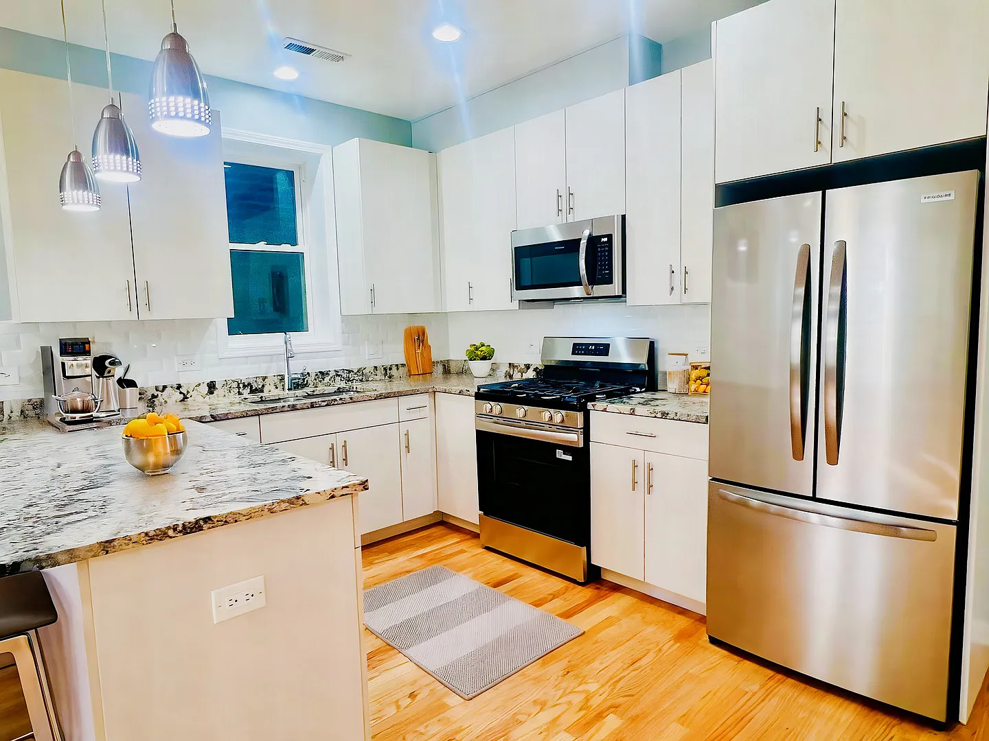 3 bed, 1300 sqft, $2,500 — Photo 4