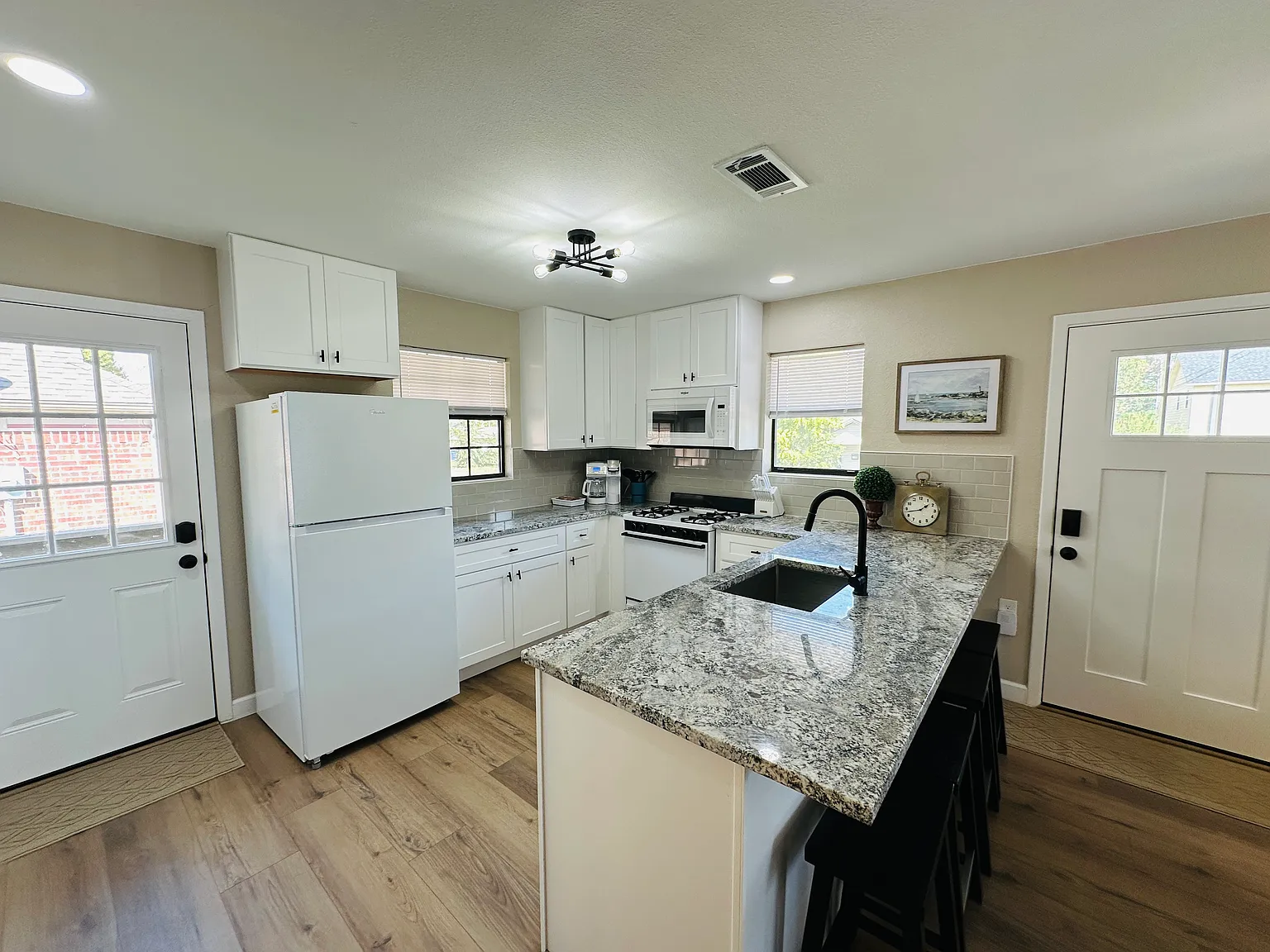 2 bed, 900 sqft, $3,000 — Photo 3