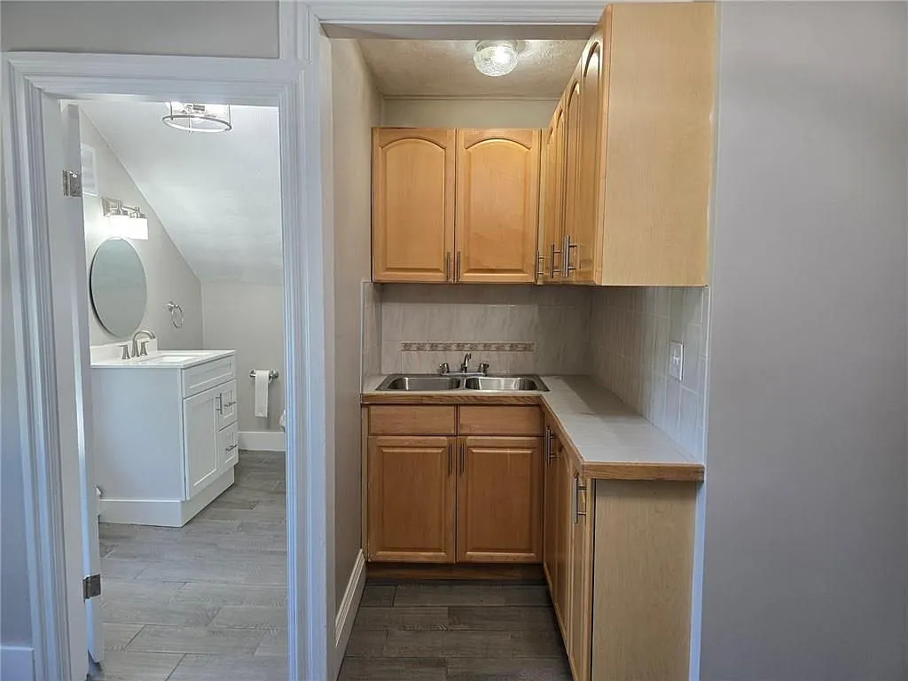 42 Summit St — Photo 3