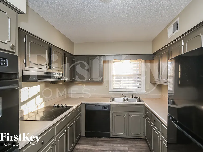 6000 Macleod Dr — Photo 4