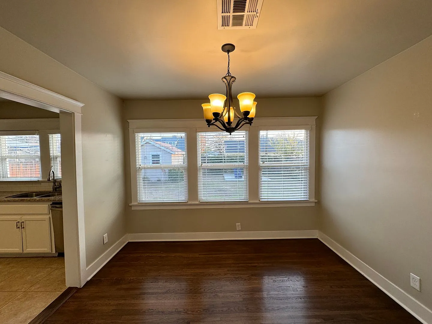 Charming two bedroom! — Photo 4