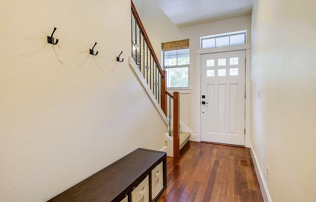 4 bed, 2.5 bath, 2414 sqft, $2,950 — Photo 2