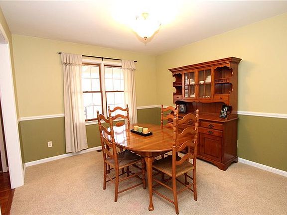 3rd image of 75 Surrey Ct