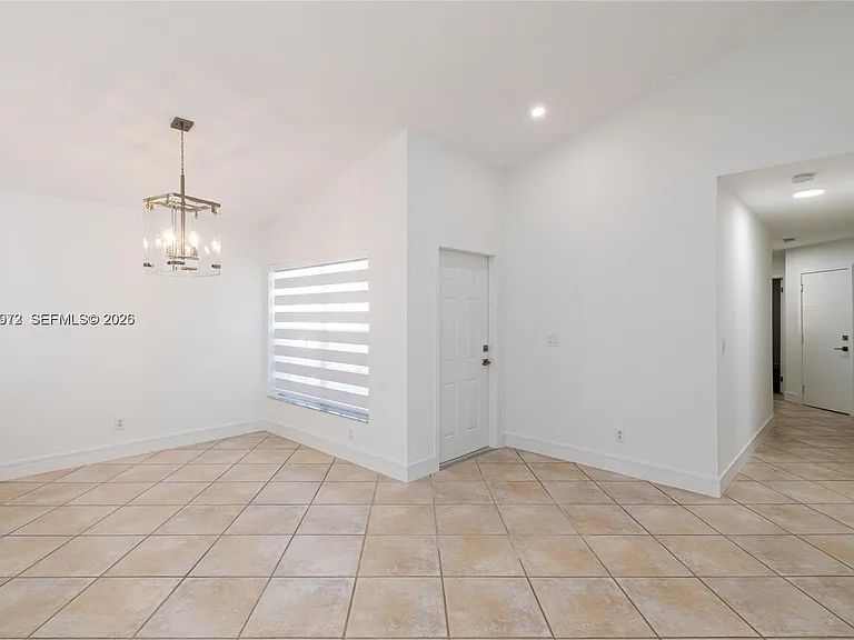 812 Garnet Cir — Photo 2