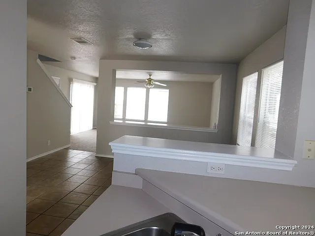 3 bed, 2.5 bath, 1627 sqft, $1,595 — Photo 3