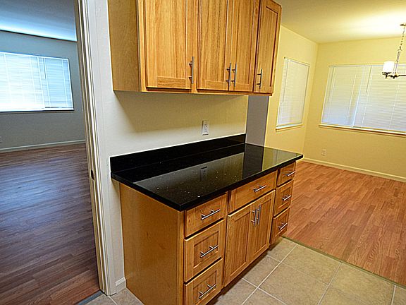 4th image of 2 Davis Dr APT A