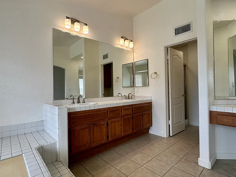 1043 Cordova Dr — Photo 28