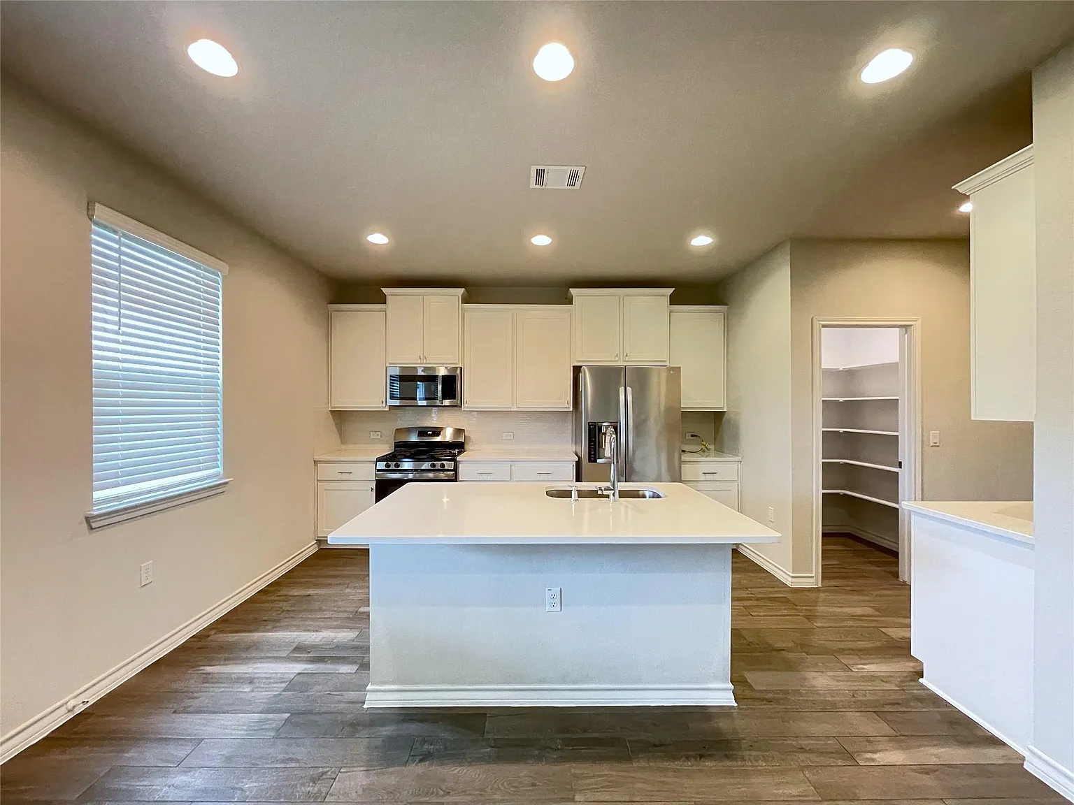 4 bed, 3.0 bath, 2227 sqft, $3,000 — Photo 4