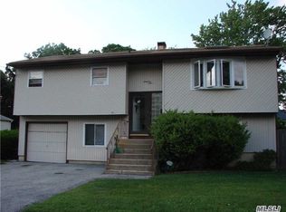 71 Heathcote Rd, Lindenhurst, NY 11757