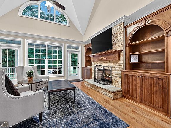 4th image of 552 Dalrymple Cir