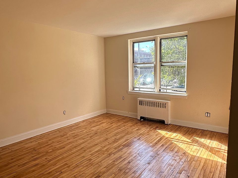 1st image of 14336 Barclay Ave APT 1B