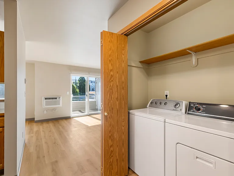 Ashton Apartments — Photo 101