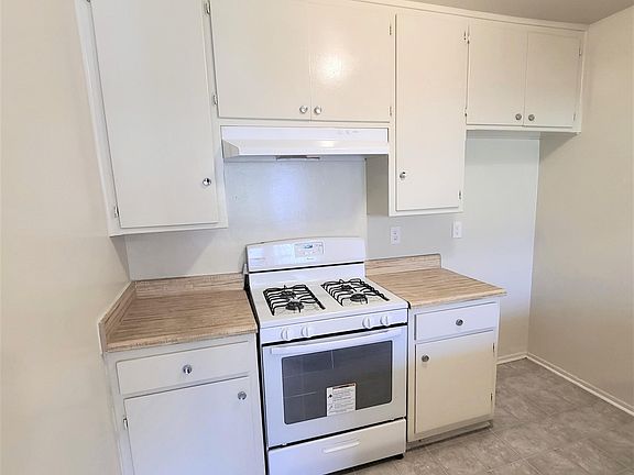 3rd image of 17087 Chatsworth St