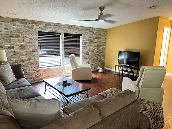 4th image of 1711 Woodmount Ln #527