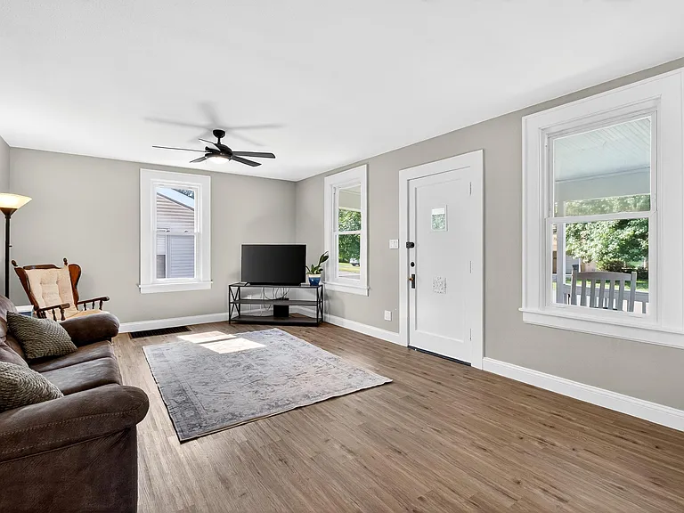 244 Sumner Blvd — Photo 5