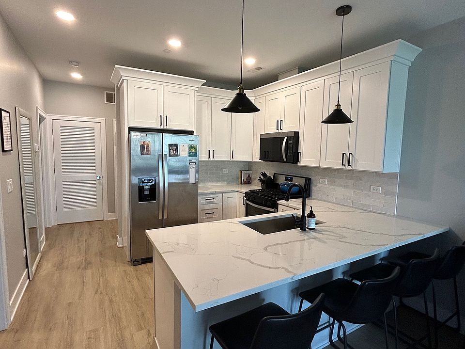 1st image of 3113 N Lincoln Ave #302