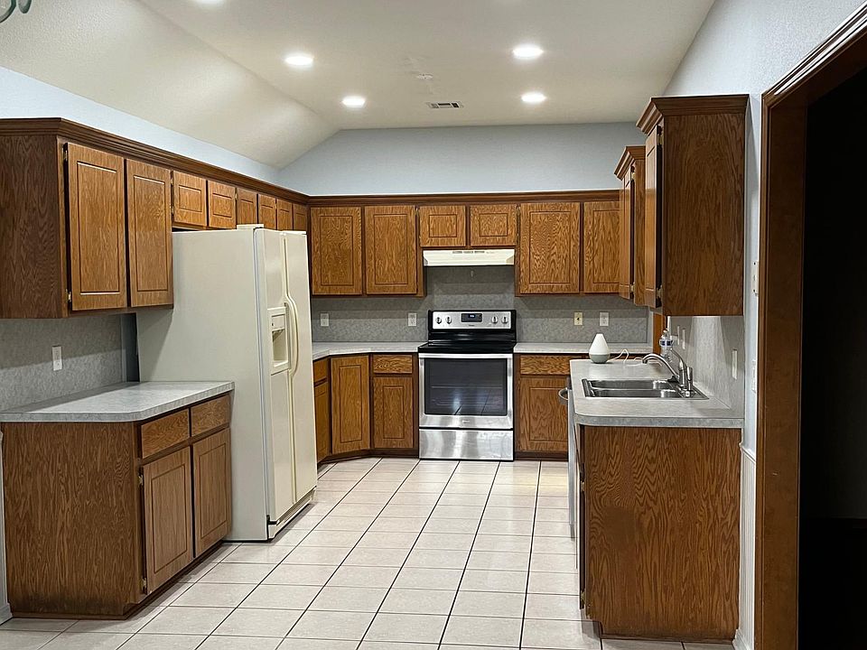 Kitchen with lots of cabinets. Excellant Lighting